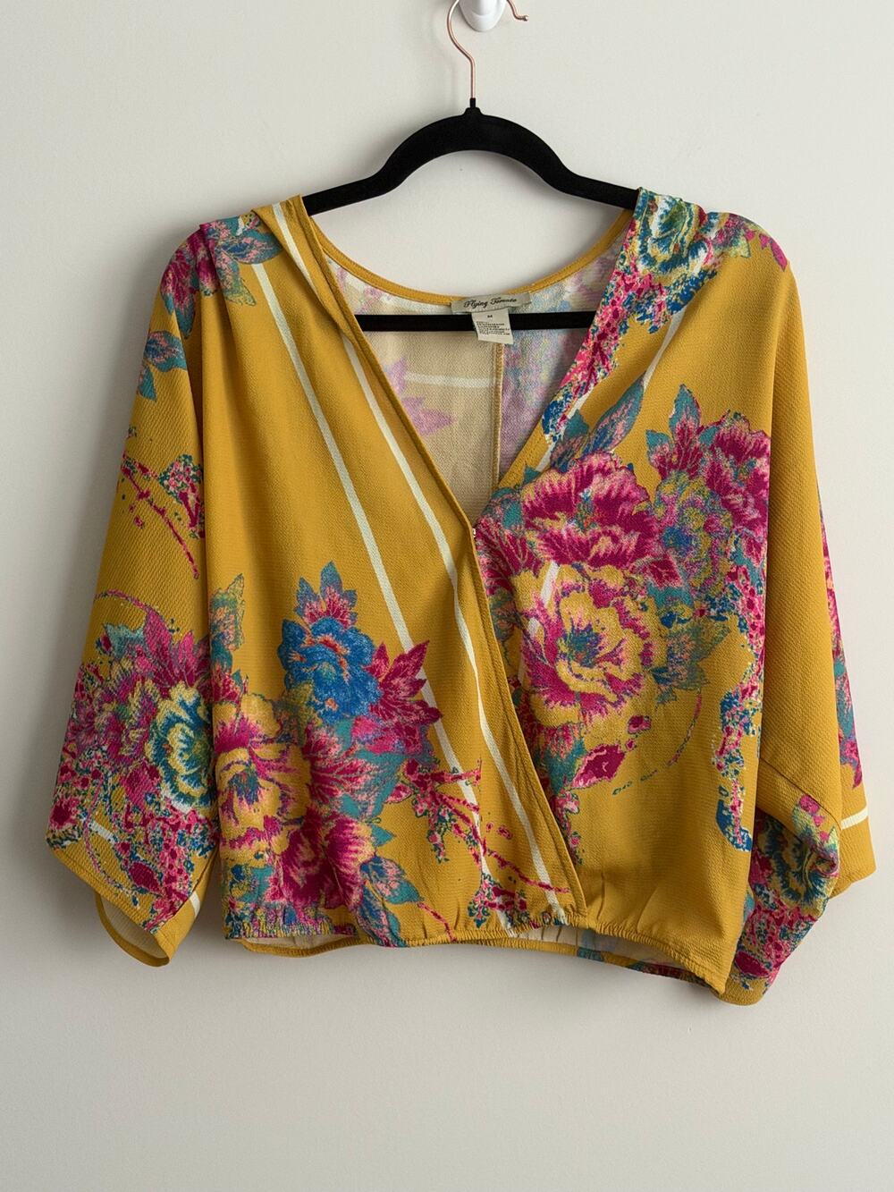 Flying Tomato Gold Floral V-Neck Kimono Sleeve Top Women’s Medium